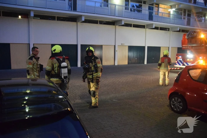 Brand in flatwoning snel onder controle
