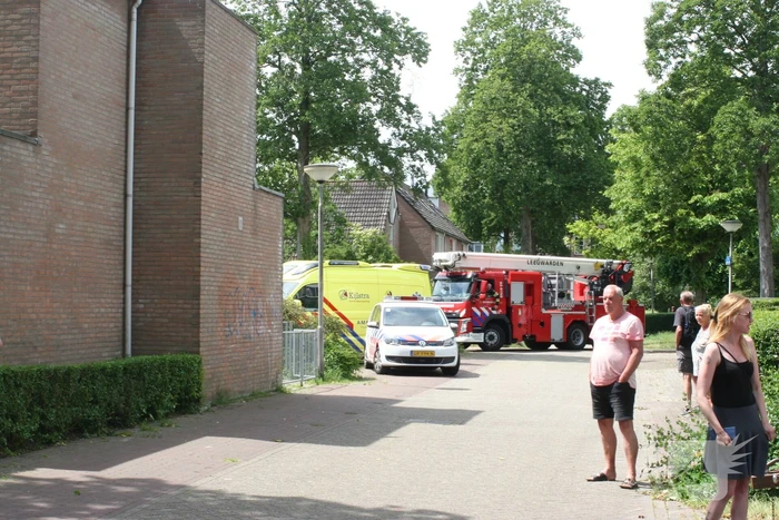 Buurtbewoners blussen brand