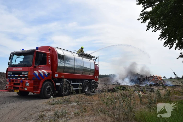 Grote hoop met bomen in brand