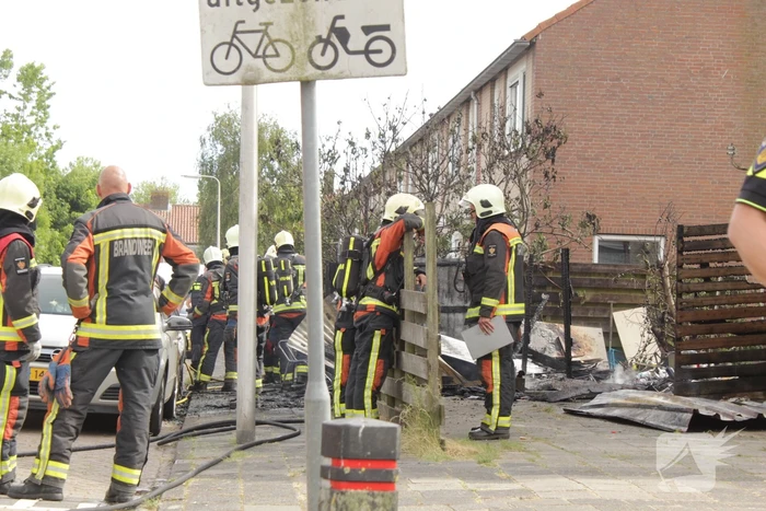 Enorme vlammenzee bij brand in schuur