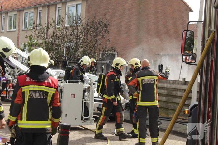 Enorme vlammenzee bij brand in schuur