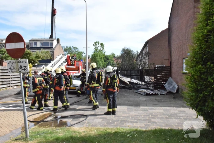 Enorme vlammenzee bij brand in schuur