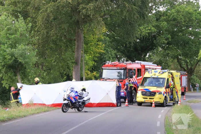 Auto belandt op zijn kant in weiland
