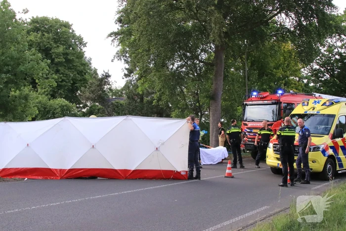 Auto belandt op zijn kant in weiland