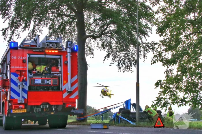 Auto belandt op zijn kant in weiland