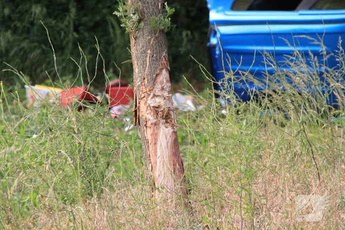 Auto belandt op zijn kant in weiland