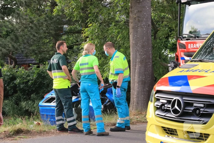 Auto belandt op zijn kant in weiland