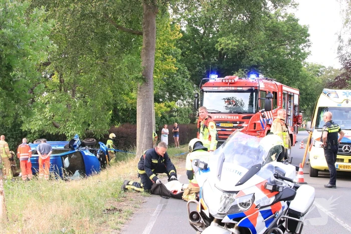 Auto belandt op zijn kant in weiland