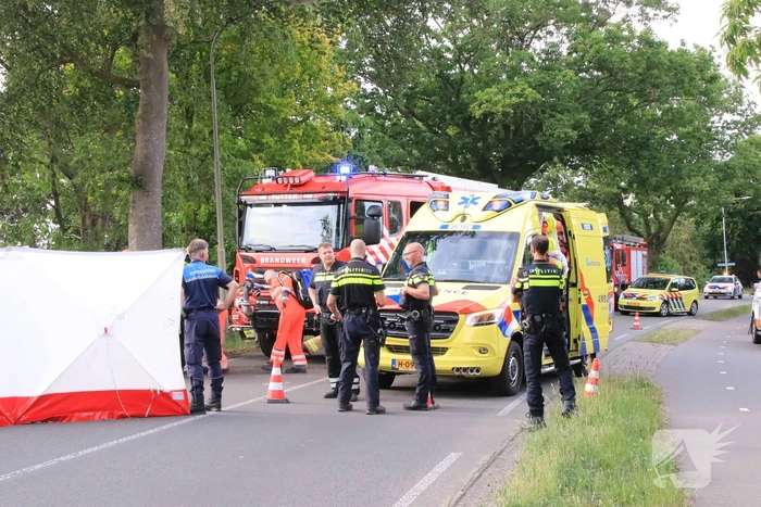Auto belandt op zijn kant in weiland