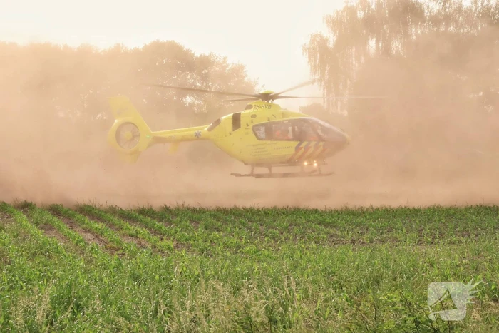 Auto belandt op zijn kant in weiland