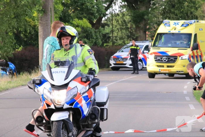 Auto belandt op zijn kant in weiland