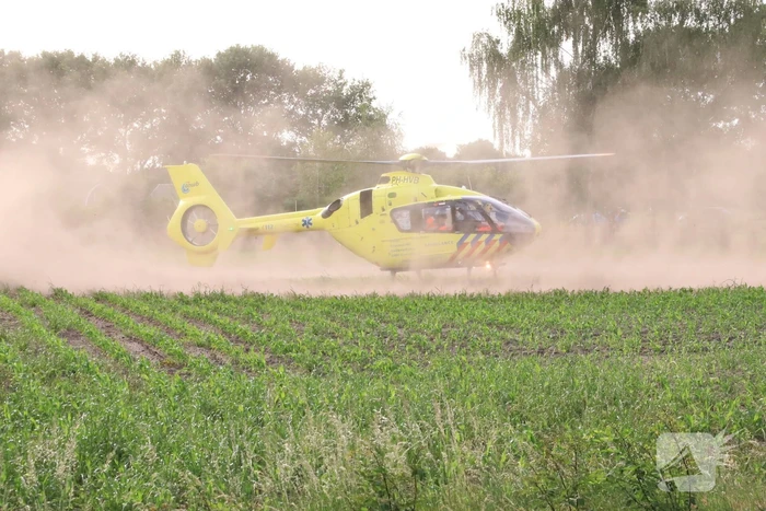 Auto belandt op zijn kant in weiland