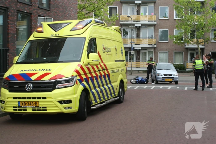Afslaande automobilist rijdt scooterrijder aan