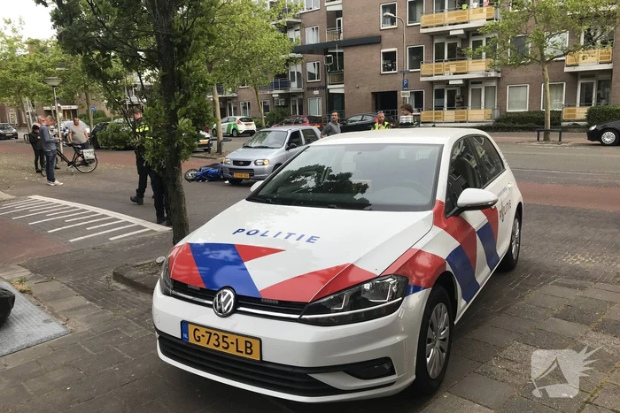 Afslaande automobilist rijdt scooterrijder aan