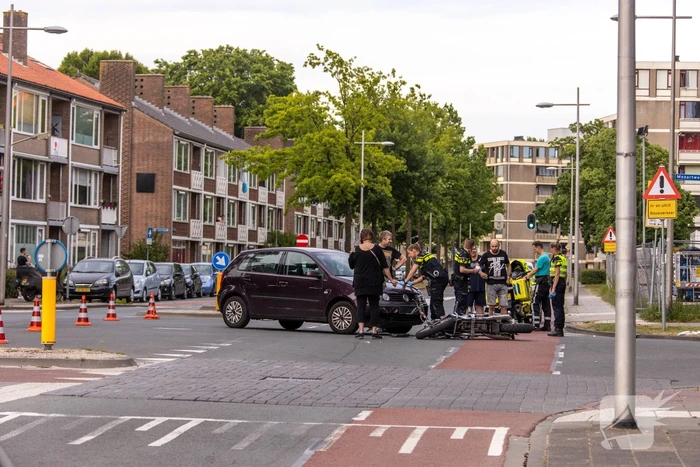 Motorrijder gewond na botsing met auto