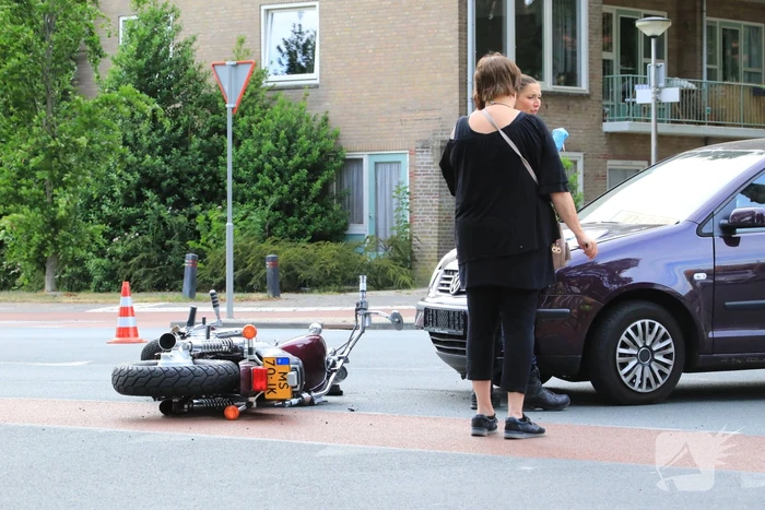 Motorrijder gewond na botsing met auto