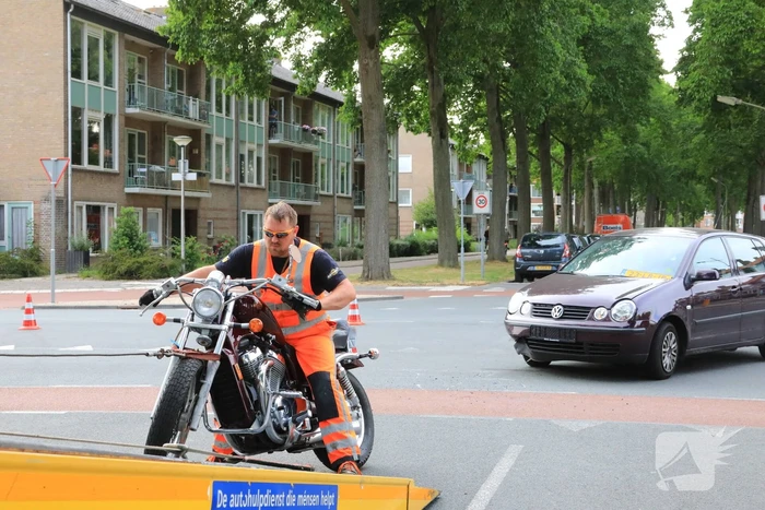 Motorrijder gewond na botsing met auto