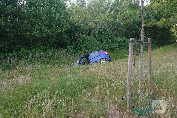 Personenauto belandt in sloot
