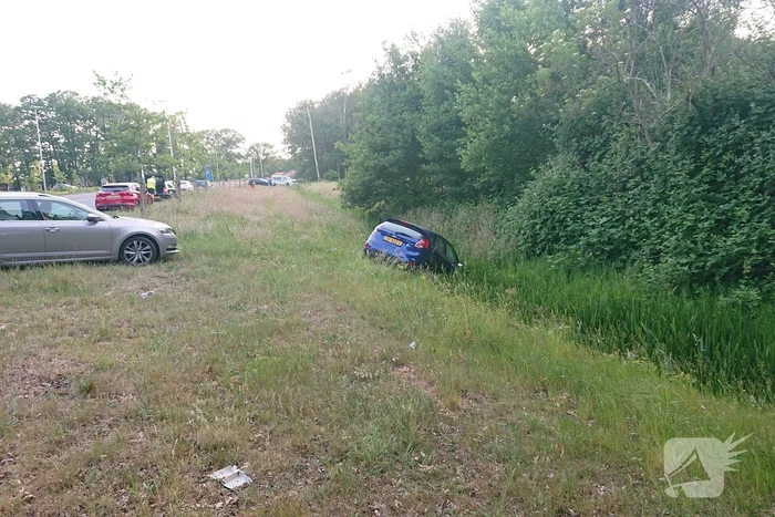 Personenauto belandt in sloot