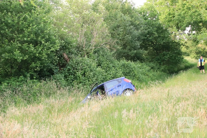 Personenauto belandt in sloot