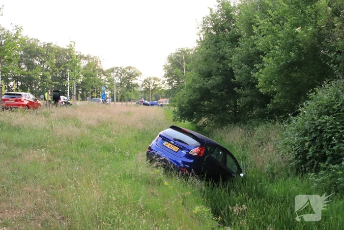 Personenauto belandt in sloot