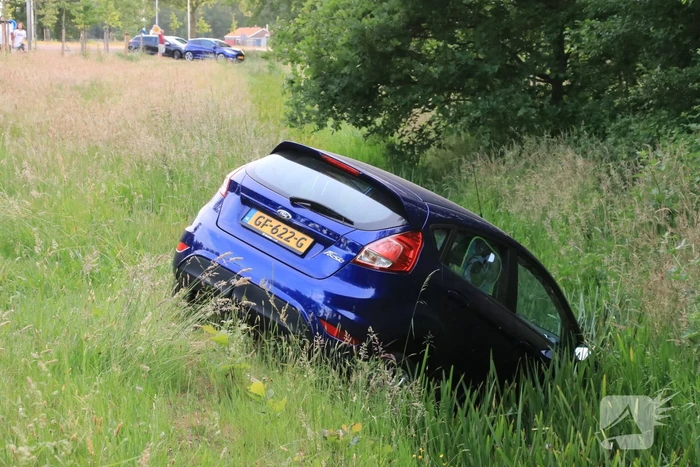 Personenauto belandt in sloot