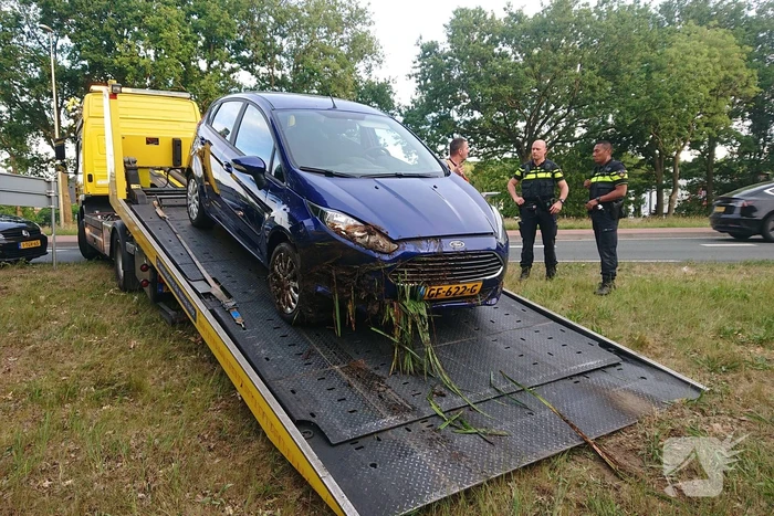 Personenauto belandt in sloot