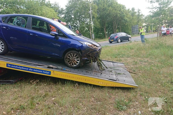 Personenauto belandt in sloot