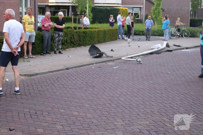 Automobilist rijdt lantaarnpaal uit de grond