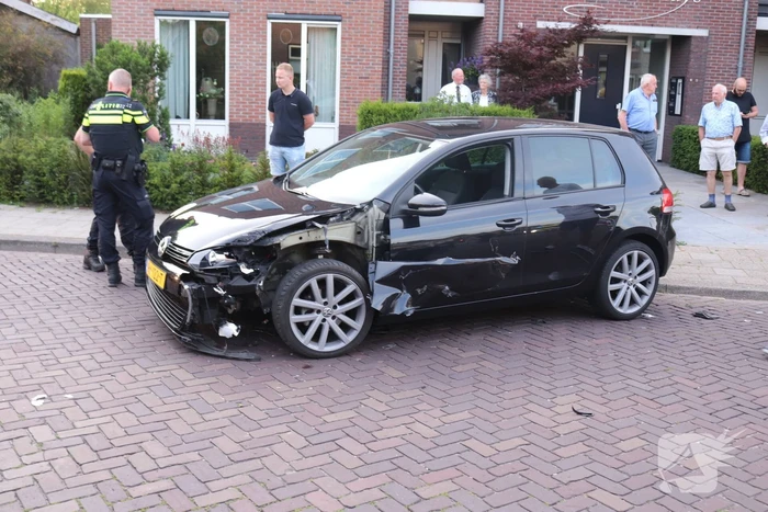 Automobilist rijdt lantaarnpaal uit de grond