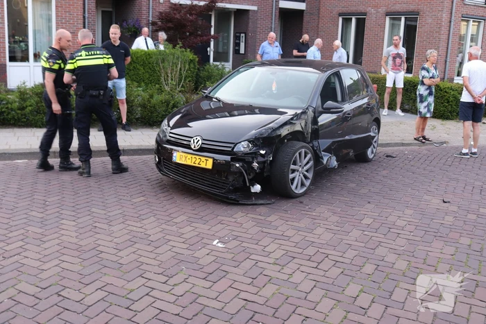 Automobilist rijdt lantaarnpaal uit de grond