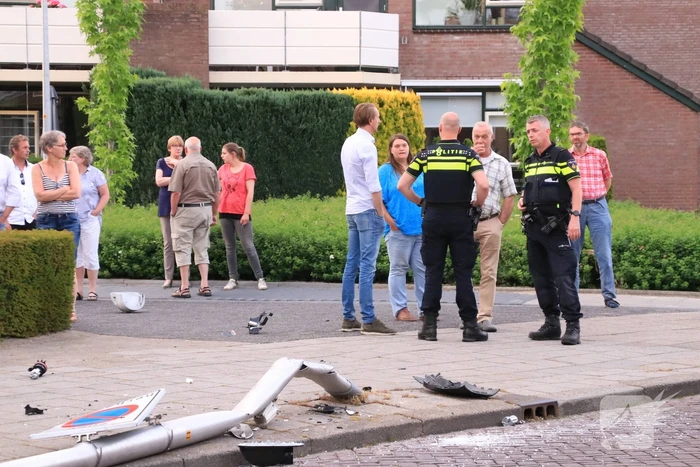 Automobilist rijdt lantaarnpaal uit de grond