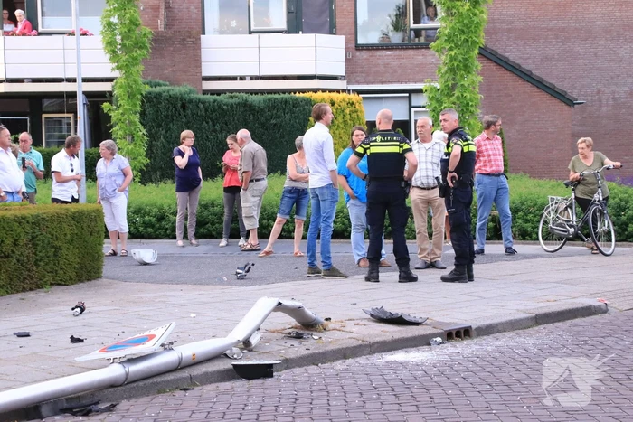 Automobilist rijdt lantaarnpaal uit de grond