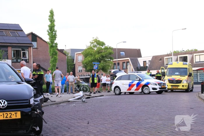 Automobilist rijdt lantaarnpaal uit de grond