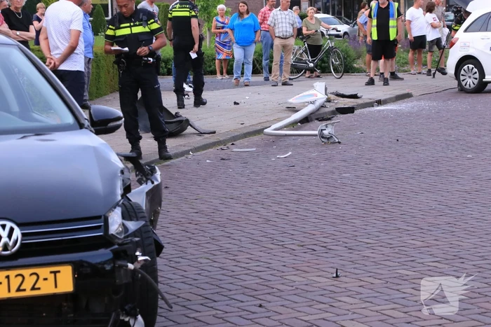 Automobilist rijdt lantaarnpaal uit de grond