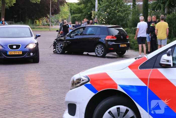 Automobilist rijdt lantaarnpaal uit de grond