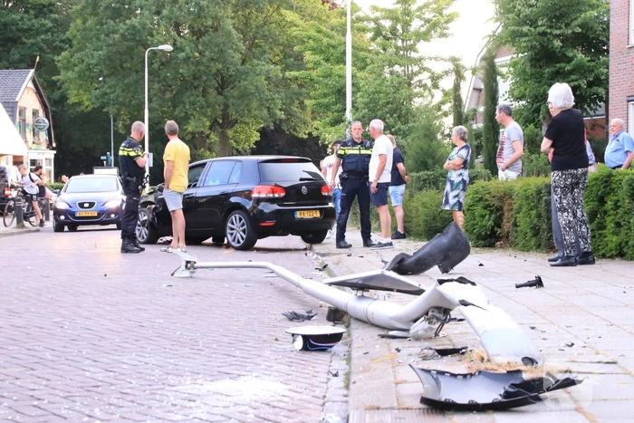 Automobilist rijdt lantaarnpaal uit de grond