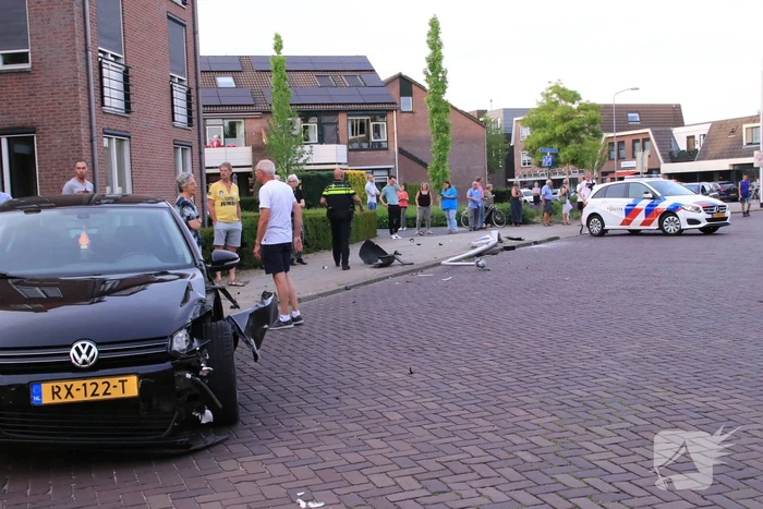 Automobilist rijdt lantaarnpaal uit de grond