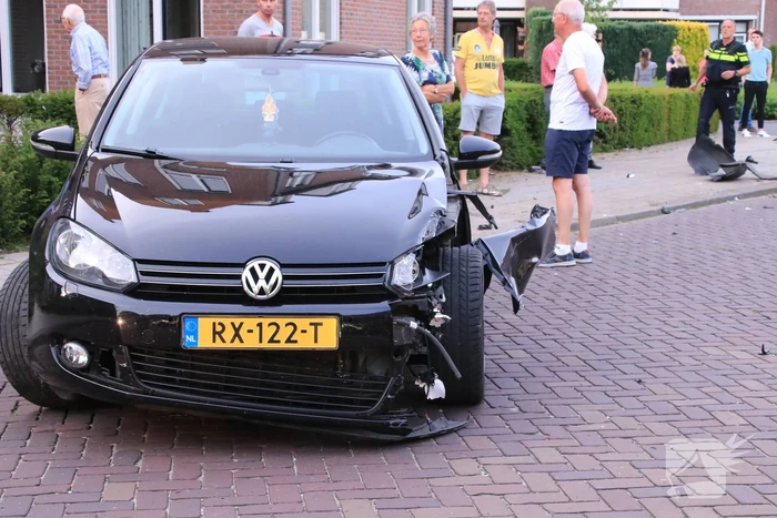 Automobilist rijdt lantaarnpaal uit de grond