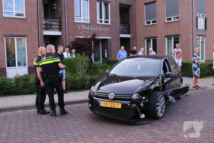 Automobilist rijdt lantaarnpaal uit de grond