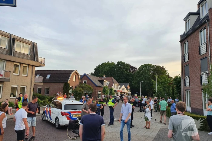 Automobilist rijdt lantaarnpaal uit de grond