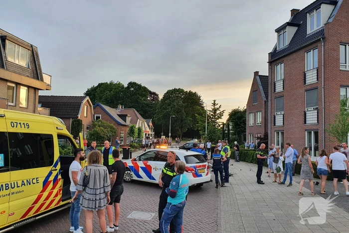 Automobilist rijdt lantaarnpaal uit de grond