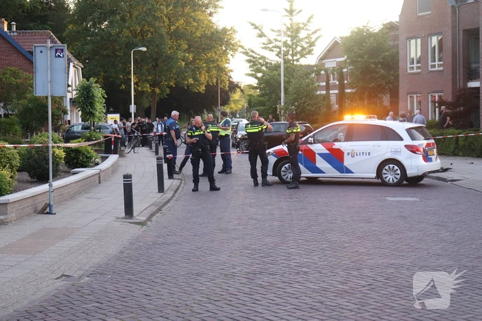 Automobilist rijdt lantaarnpaal uit de grond