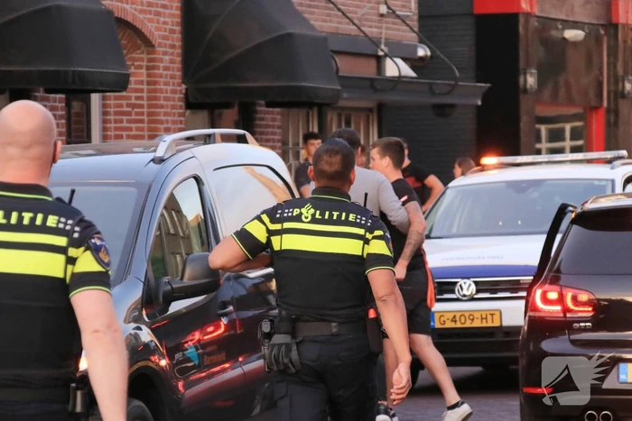 Automobilist rijdt lantaarnpaal uit de grond