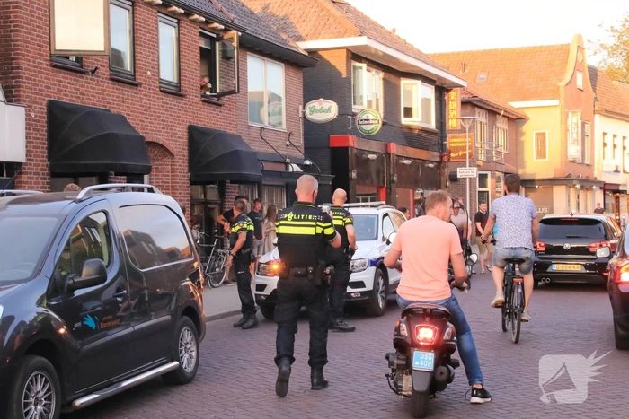 Automobilist rijdt lantaarnpaal uit de grond