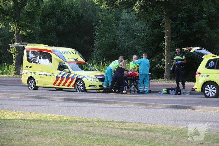 Fietser hard onderuit