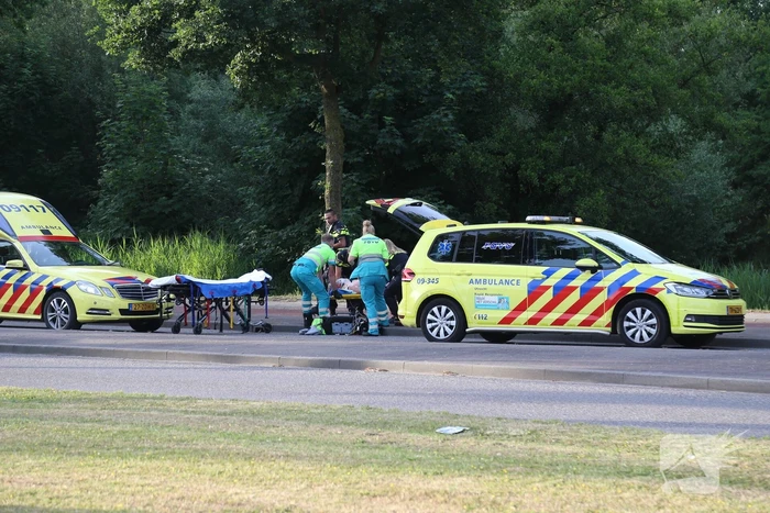 Fietser hard onderuit