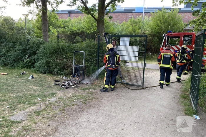 Prullenbak in de brand door een barbeque