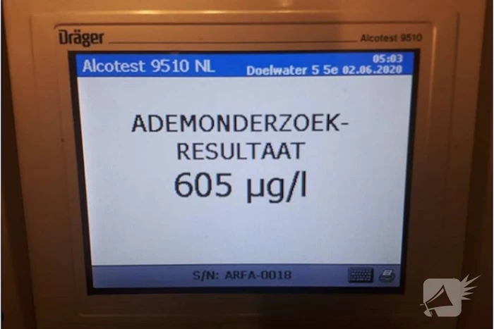 Straalbezopen man op snorfiets daagt politie uit