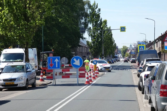 Weg afgesloten door herstelwerkzaamheden gesprongen waterleiding